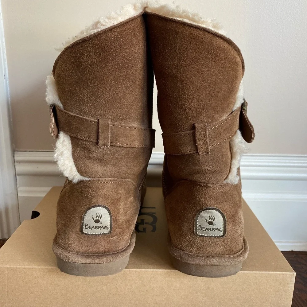 Bearpaw Suede and Shearling Booties with Ankle strap in Chestnut Size 9